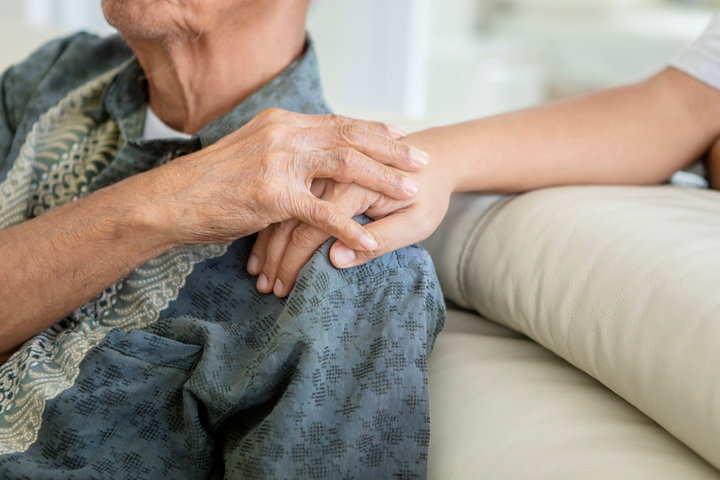 hand on old person shoulder